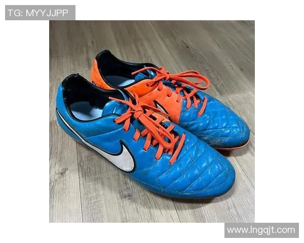 足球明星亲身体验的足球鞋背后的故事与传奇